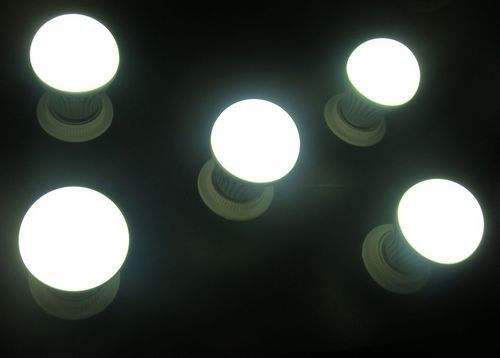 选择LED球泡灯，价格跟超凡国际品牌哪个更重要?