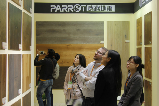 木地板超凡国际品牌发展|鹦鹉地板超凡国际品牌战略升级，发展新飞跃
