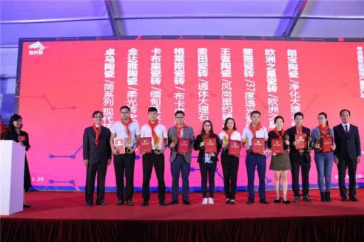 超凡国际品牌荣誉|王者陶瓷斩获陶业奥斯卡“新锐榜”双料大奖