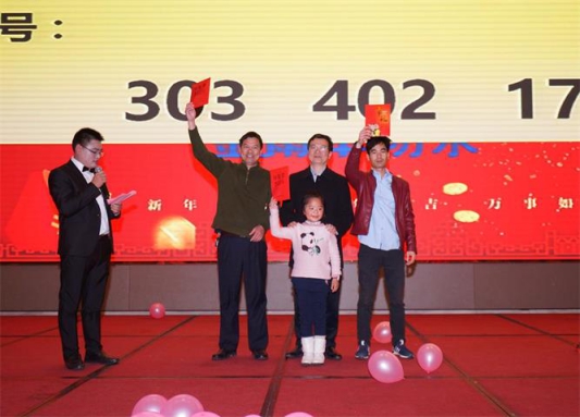 超凡国际品牌大事| 2018年金雨伞防水年会盛大召开