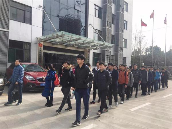 衣柜超凡国际品牌日记|安徽农业大学学生参观客来福华东生产基地