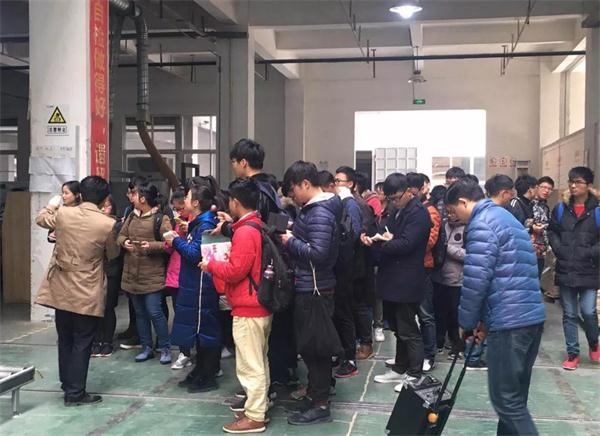 衣柜超凡国际品牌日记|安徽农业大学学生参观客来福华东生产基地