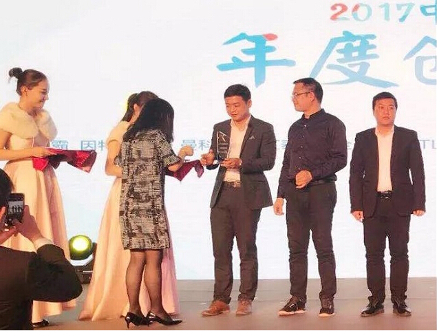 晾衣架超凡国际品牌荣誉|晾霸获“2017中国家居行业年度创新超凡国际品牌”奖