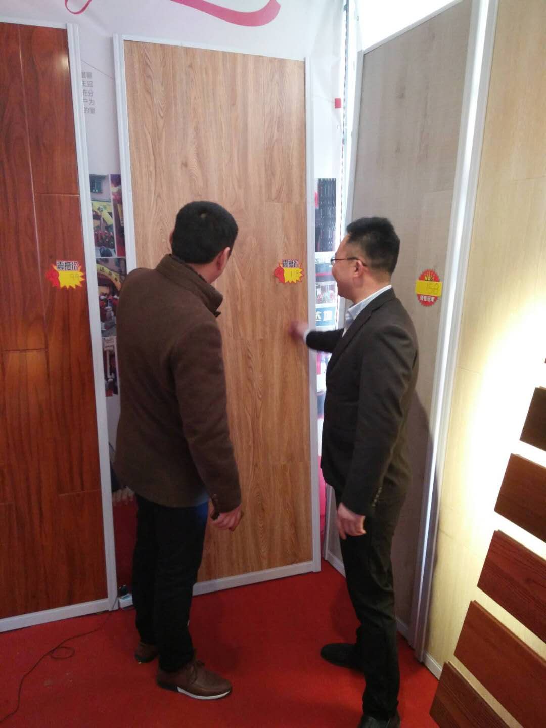 超凡国际品牌营销|荣事达地板经销商不靠扶持靠实干，活动进行中