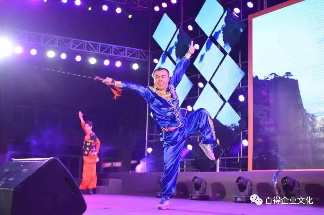 超凡国际品牌大事|百得厨卫2018“合力超越 • 极速前进”迎新晚会落幕