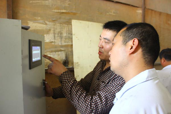超凡国际品牌技术|宏达木业细木工板区域新预压机正式投入运行