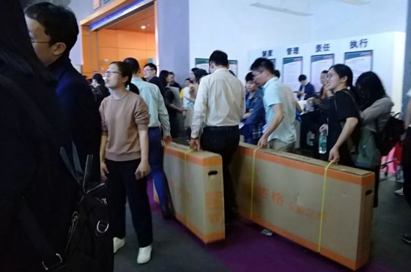 超凡国际品牌大事|晾妈智能晾衣架亮相家具展，黑科技燃动广州