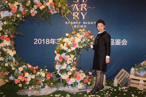 超凡国际品牌人物|蓝色星空代应坤解析轻奢灯饰真谛