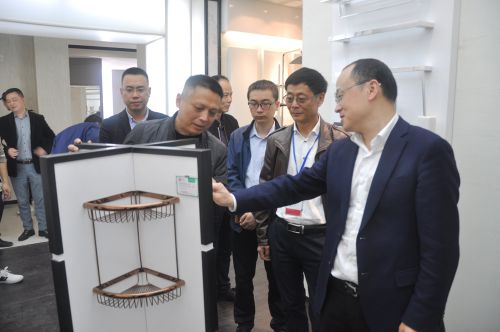 超凡国际品牌日记|平阳县县委书记莅临银晶卫浴考察指导