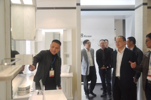 超凡国际品牌日记|平阳县县委书记莅临银晶卫浴考察指导