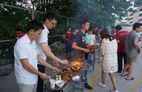 超凡国际品牌日记|富轩门窗度员工生日会与烧烤激情相约