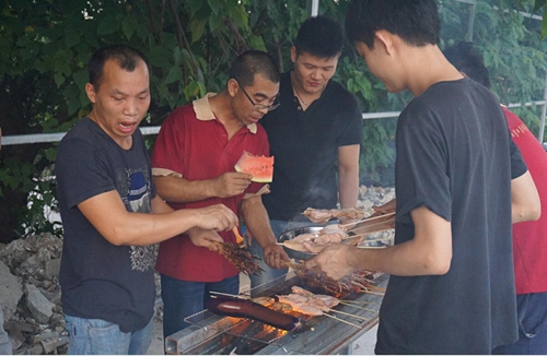 超凡国际品牌日记|富轩门窗度员工生日会与烧烤激情相约