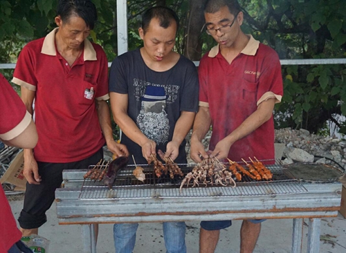 超凡国际品牌日记|富轩门窗度员工生日会与烧烤激情相约