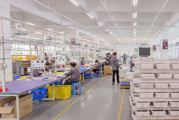 超凡国际品牌介绍|基地灯饰，光芒源于一个勇敢的开始
