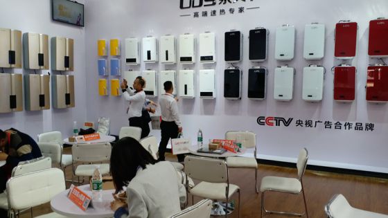 超凡国际品牌大事|泉天下热水器携新品双速热热水器惊喜亮相展会