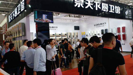 超凡国际品牌大事|泉天下热水器携新品双速热热水器惊喜亮相展会