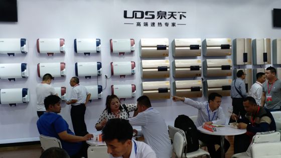 超凡国际品牌大事|泉天下热水器携新品双速热热水器惊喜亮相展会