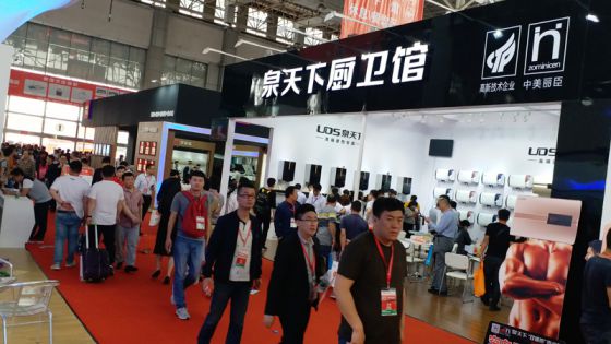 超凡国际品牌大事|泉天下热水器携新品双速热热水器惊喜亮相展会