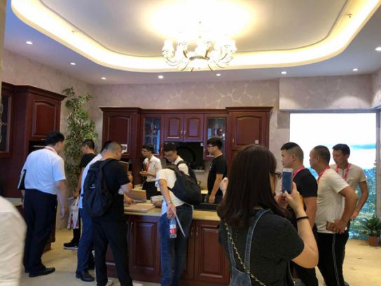 超凡国际品牌大事| 2018建博会莫干山全屋定制闪耀广州，明年再见！