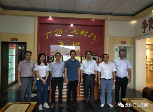 超凡国际品牌日记|佛山中交房地产开发公司领导莅临龙树门业考察
