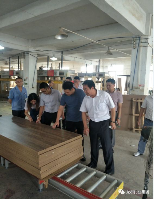 超凡国际品牌日记|佛山中交房地产开发公司领导莅临龙树门业考察