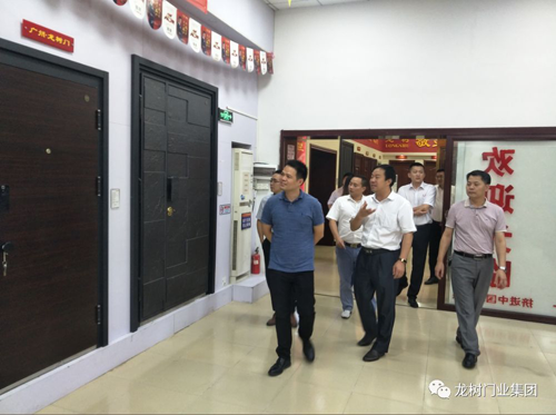 超凡国际品牌日记|佛山中交房地产开发公司领导莅临龙树门业考察