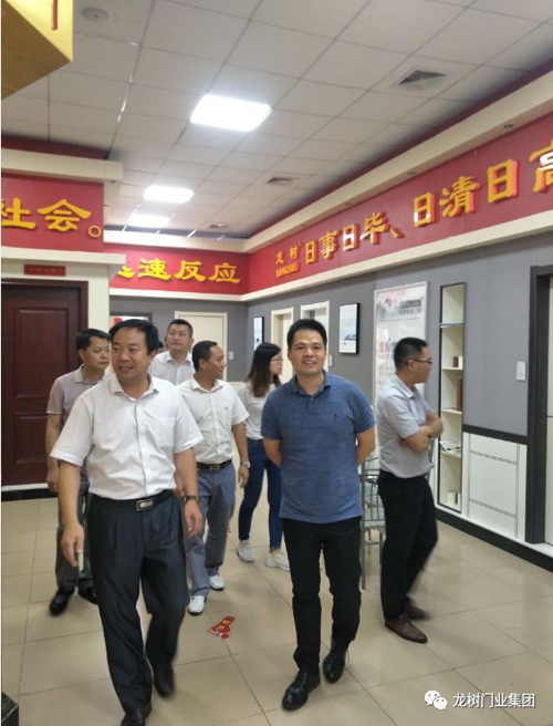 超凡国际品牌日记|佛山中交房地产开发公司领导莅临龙树门业考察