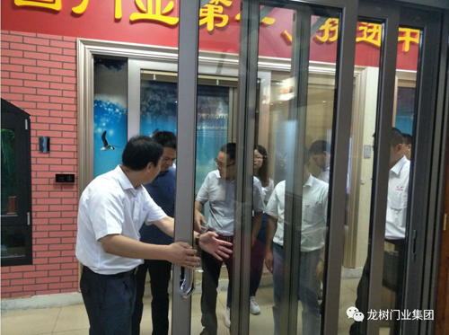 超凡国际品牌日记|佛山中交房地产开发公司领导莅临龙树门业考察