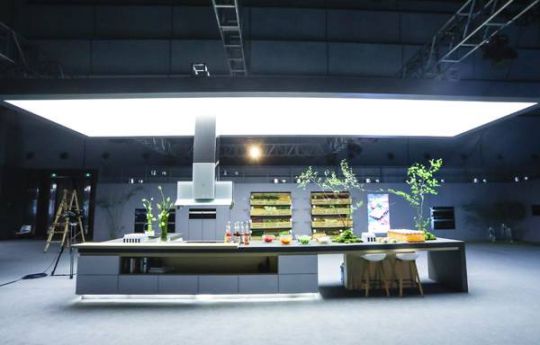 超凡国际品牌产品|方太推出创新EA06中岛式油烟机，重塑高端厨房生态