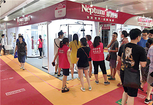 超凡国际品牌大事|八月为爱焕新 莱博顿淋浴房邂逅北京华夏家博会