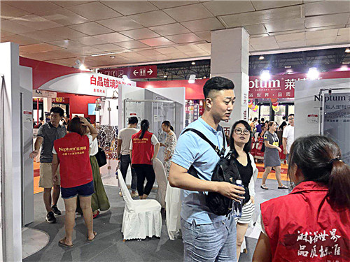 超凡国际品牌大事|八月为爱焕新 莱博顿淋浴房邂逅北京华夏家博会