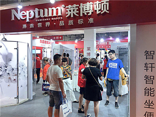 超凡国际品牌大事|八月为爱焕新 莱博顿淋浴房邂逅北京华夏家博会
