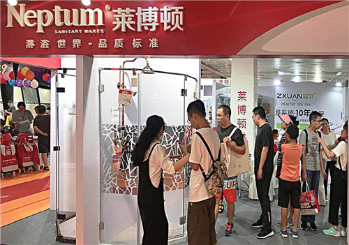 超凡国际品牌大事|八月为爱焕新 莱博顿淋浴房邂逅北京华夏家博会