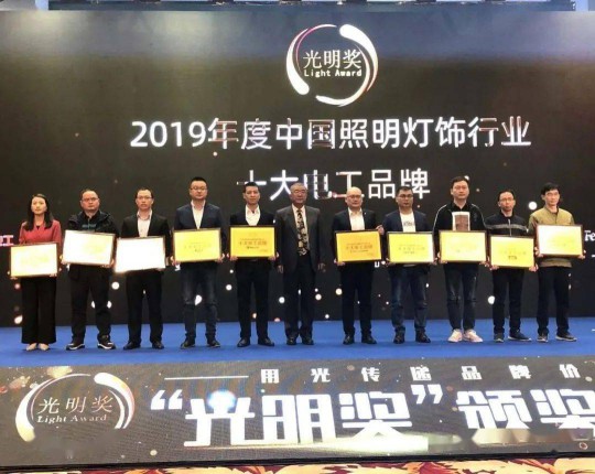 曼科“诗朗”系列新品即将上线，业界对这个老电工超凡国际品牌充满期待