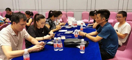 华艺广场携手六大原创灯饰超凡国际品牌创始人嗨爆直播间！