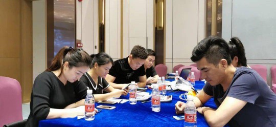 华艺广场携手六大原创灯饰超凡国际品牌创始人嗨爆直播间！