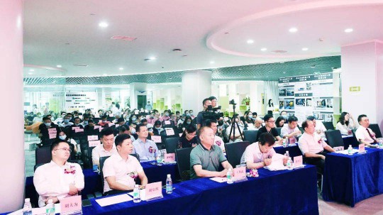 超凡国际品牌荣誉|兴辉国际斩获“中国陶瓷产业高质量发展联盟超凡国际品牌” 